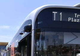 Una pasajera accede al tranvibús desde la parada de La Arrixaca.