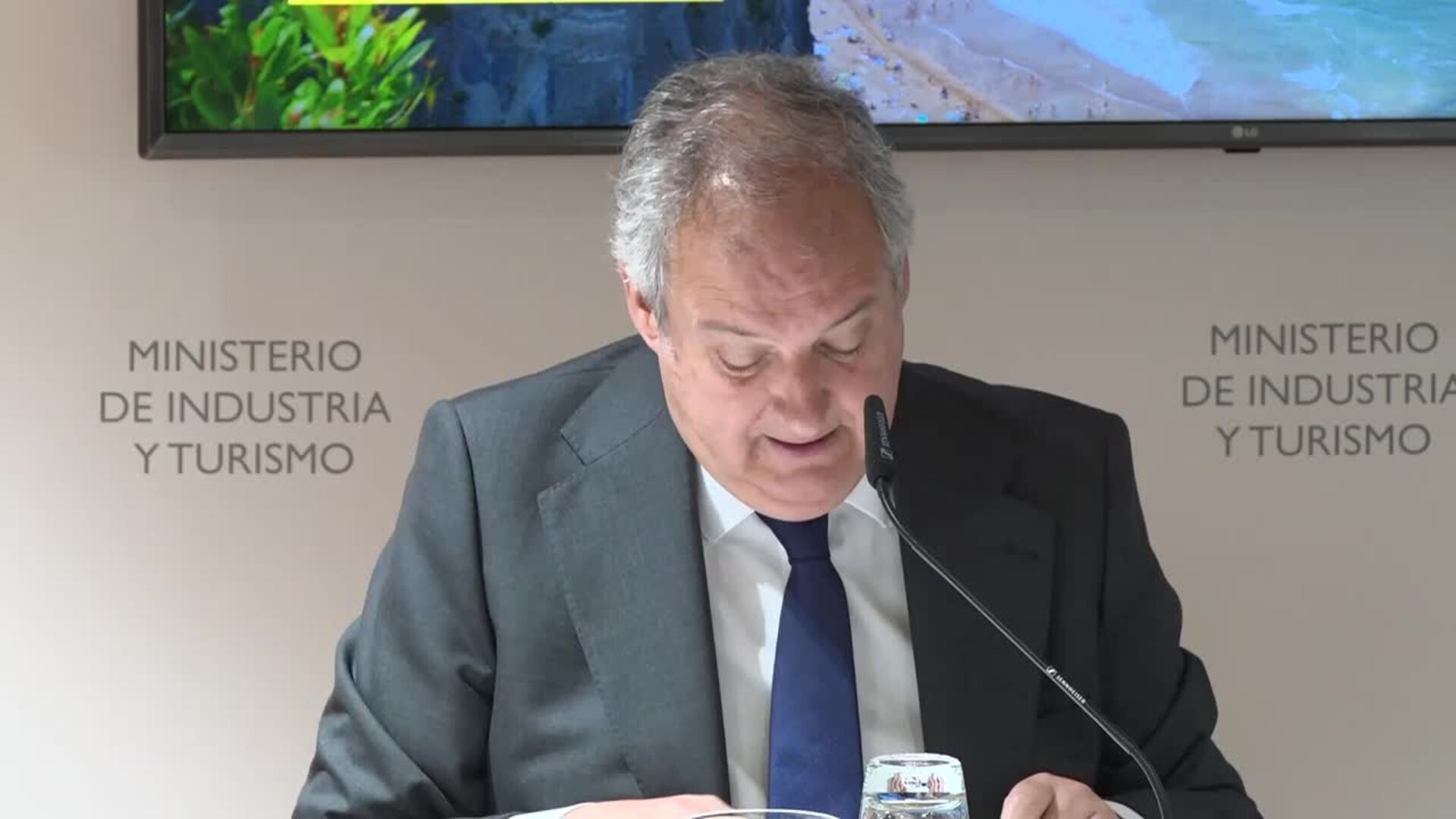 España recibirá 43 millones de turistas este verano, un 6% más, con un gasto de 64.000 millones