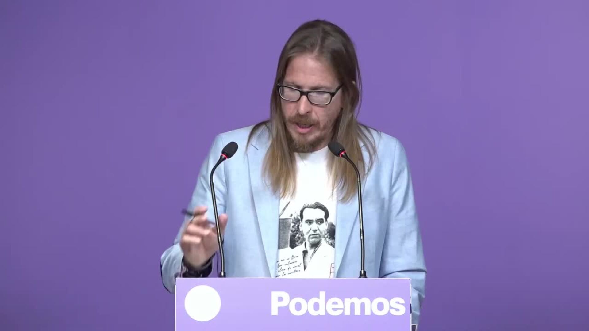 Podemos dice que Feijóo "se defeca en los pantalones" ante Ayuso