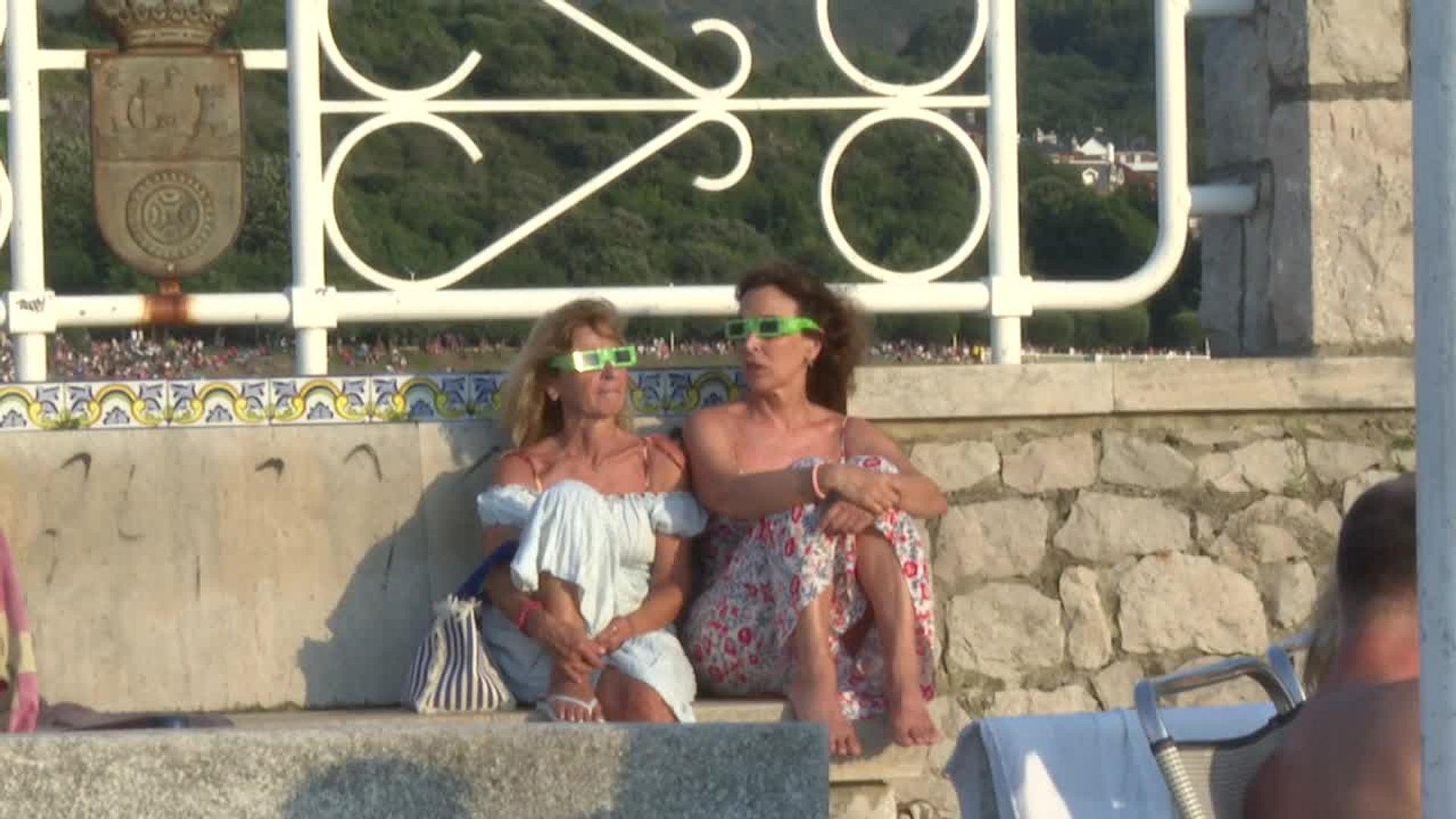 Centenares de ciudadanos contemplan en Castro-Urdiales el eclipse con "emoción y asombro"