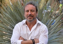 El escritor Alberto Chessa nació en Murcia en 1976 y lleva un par de décadas viviendo en Madrid.