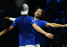 Alcaraz celebra la victoria junto a Jakub Mensik en el partido de dobles de la Laver Cup.