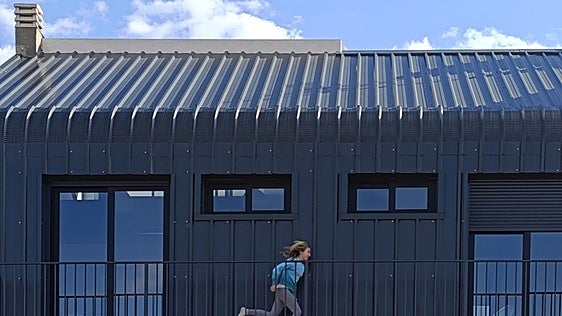 Un gran patio como colchón climático