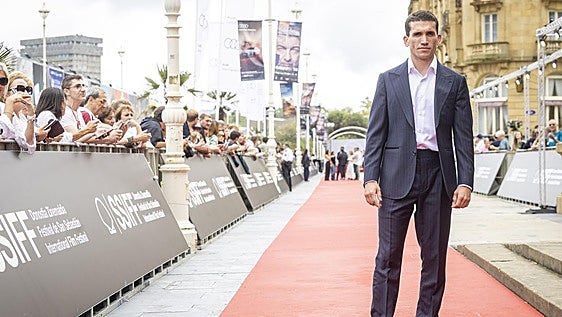 Jaime Lorente debuta en San Sebastián como director: «Cuando tienes un hijo entiendes a tus padres. Es complicado»