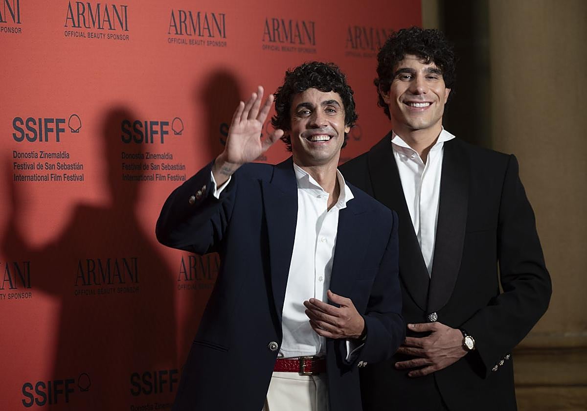 Javier Calvo y Javier Ambrossi en el Festival de Cine de San Sebastián.