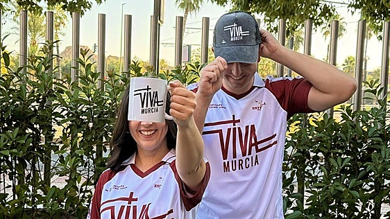 Presentan un nuevo 'merchandising' de Viva Murcia para el concierto de Viva Suecia en Espacio Norte