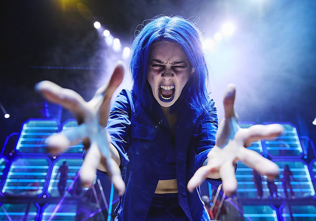 La actriz Sara Silva, interpretando a Azul, su personaje en 'PrisionIA'.