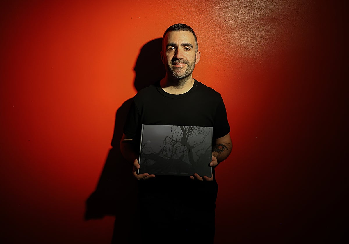 José Miguel Pérez, con su libro 'Miedo', parte del proyecto 'Paisajes Mentales'.