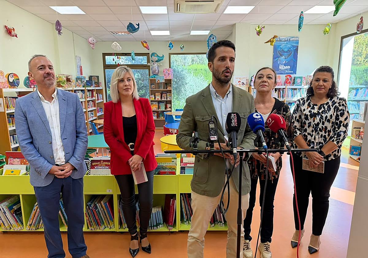 El director de la Biblioteca Regional, Juan José Lara; la alcaldesa de Jumilla, Seve González; y Patricio Sánchez, director general de Patrimonio Cultural; durante la presentación de las nuevas actividades de la Biblioteca.