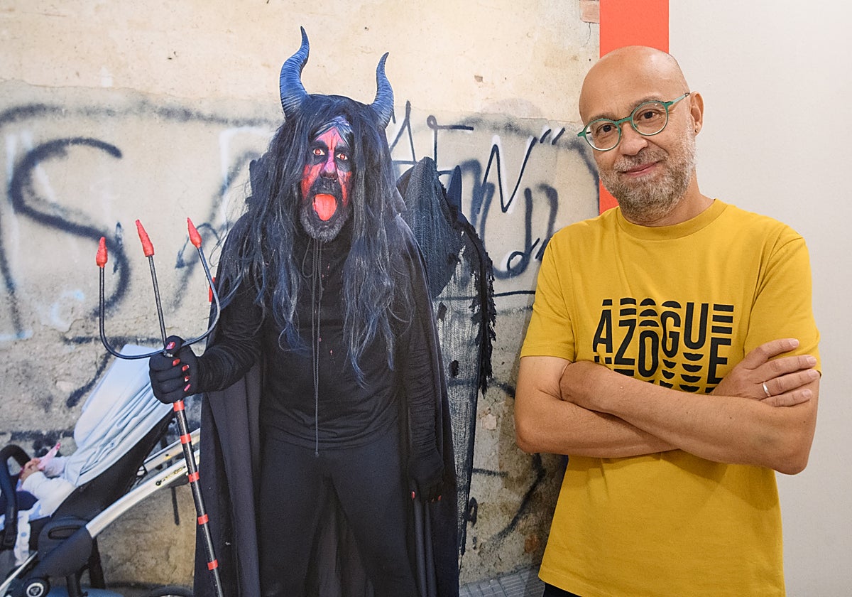 Néstor Lisón con el demonio que ilustra también la portada del catálogo.