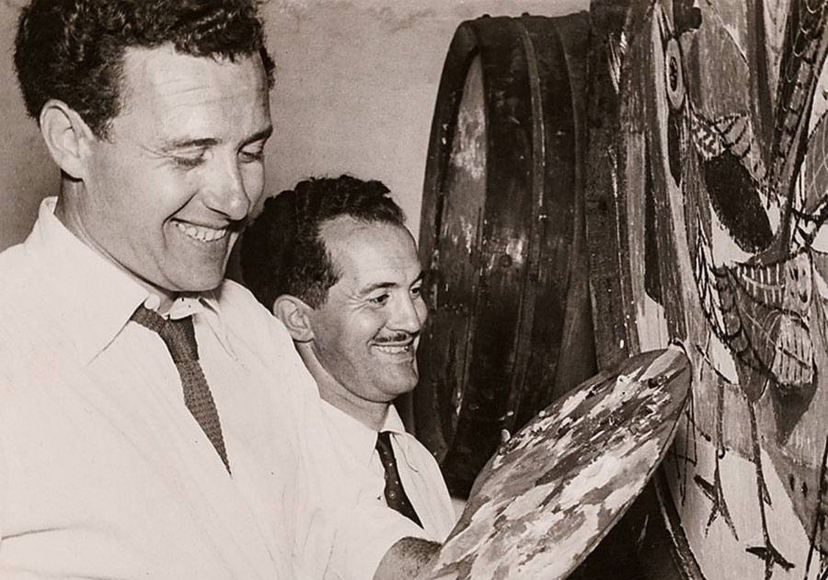 Antonio Hernández Carpe, pintando un tonel.