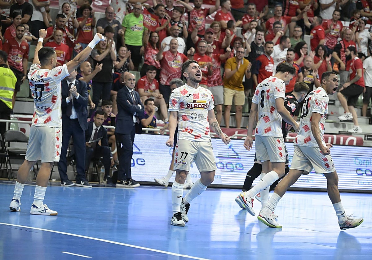 Dener, Rivera, Ricardo Mayor y Ligeiro celebran un gol en la final de Liga ante el Barça.