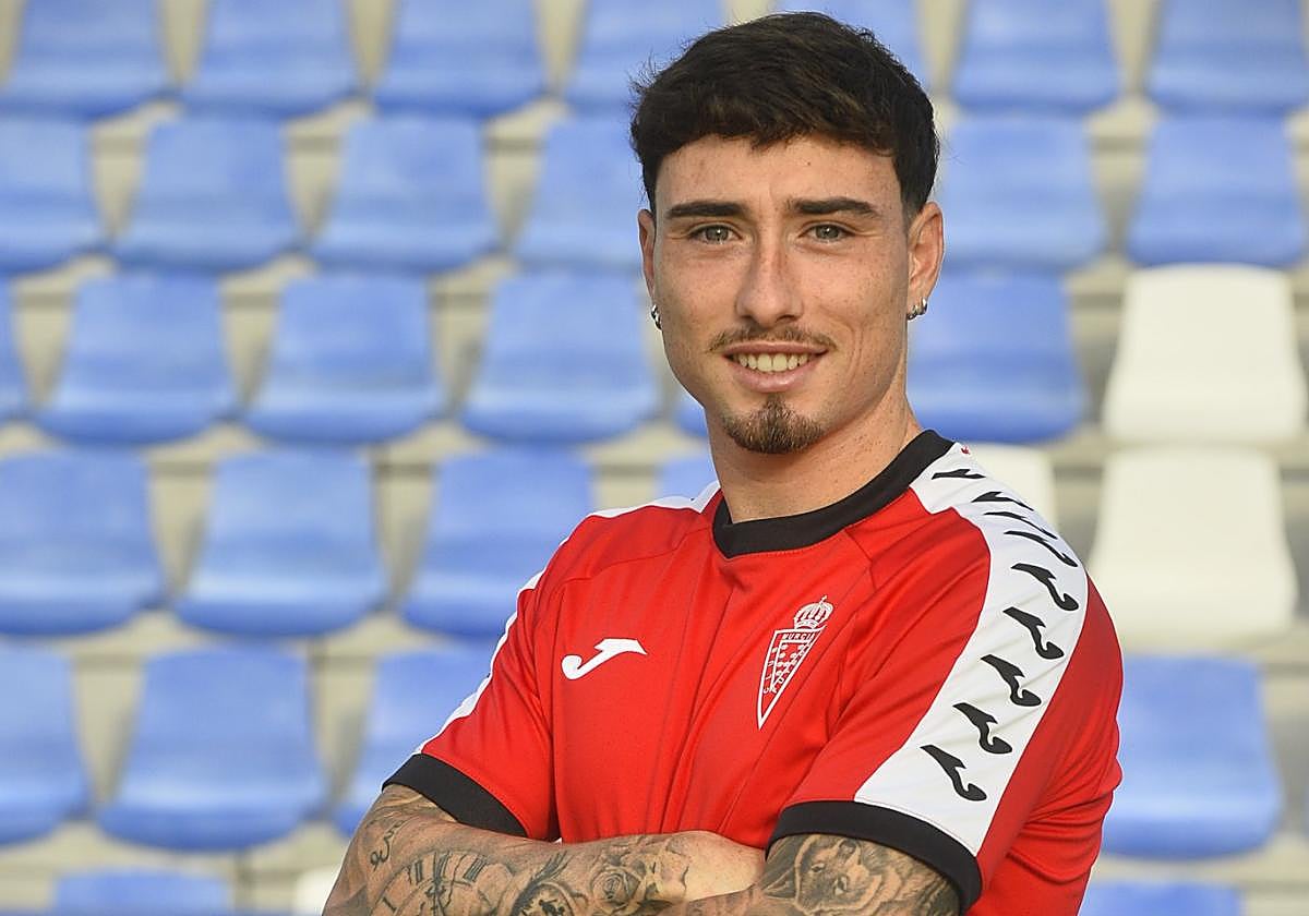 Joel Jorquera sostiene la red de una de las porterías de Pinatar Arena en el entrenamiento del Real Murcia de ayer