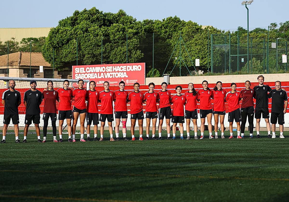 Cuerpo técnico y jugadoras del Real Murcia femenino posando en el campus de Espinardo.