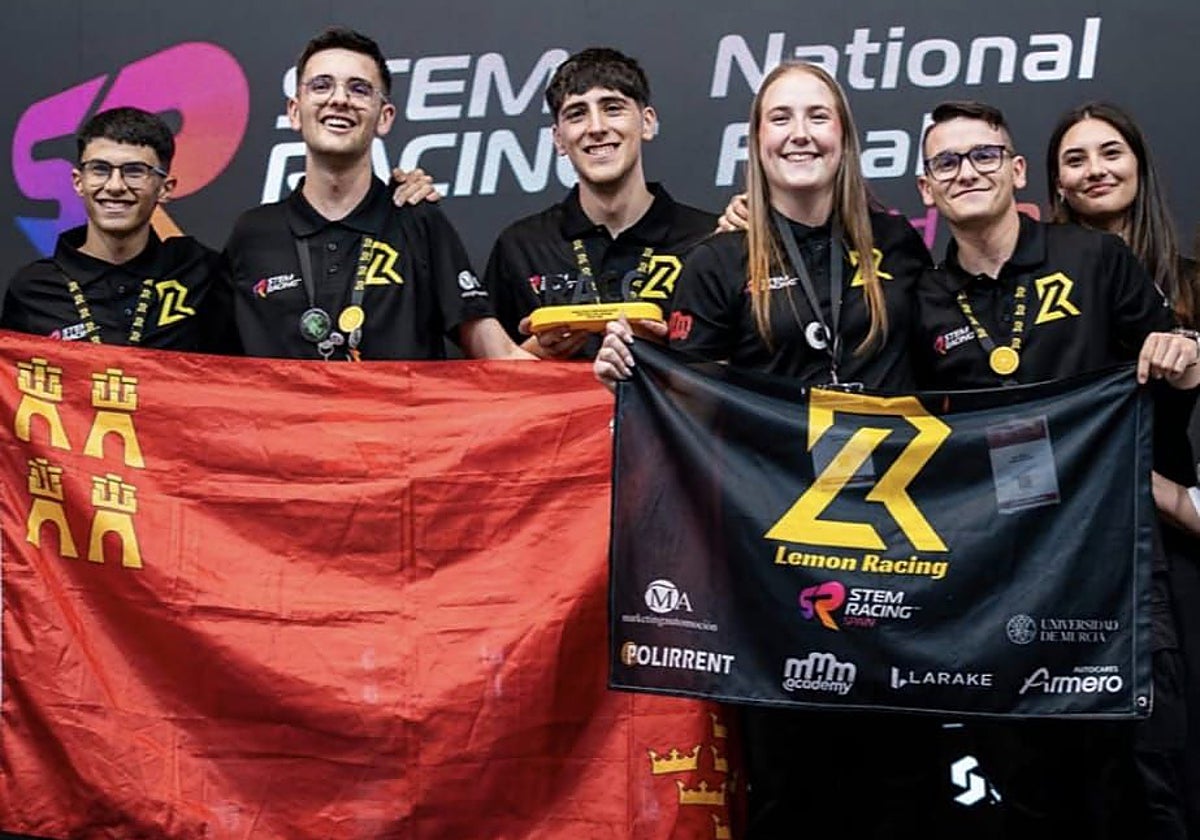 El equipo de Lemon Racing posa con el premio obtenido en la competencia nacional en Madrid.
