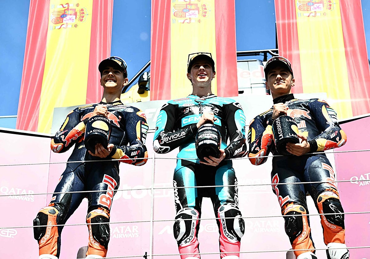Máximo Quiles, (cen.), en el podio del Gran Premio de Austria; a la derecha, Carpe, tercero.