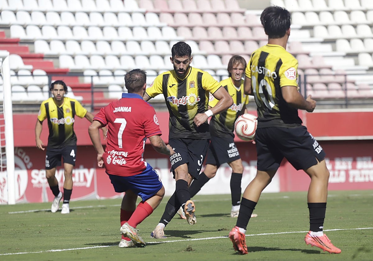 José Mas despeja un balón en el choque ante el Algeciras en el Nuevo Mirador.