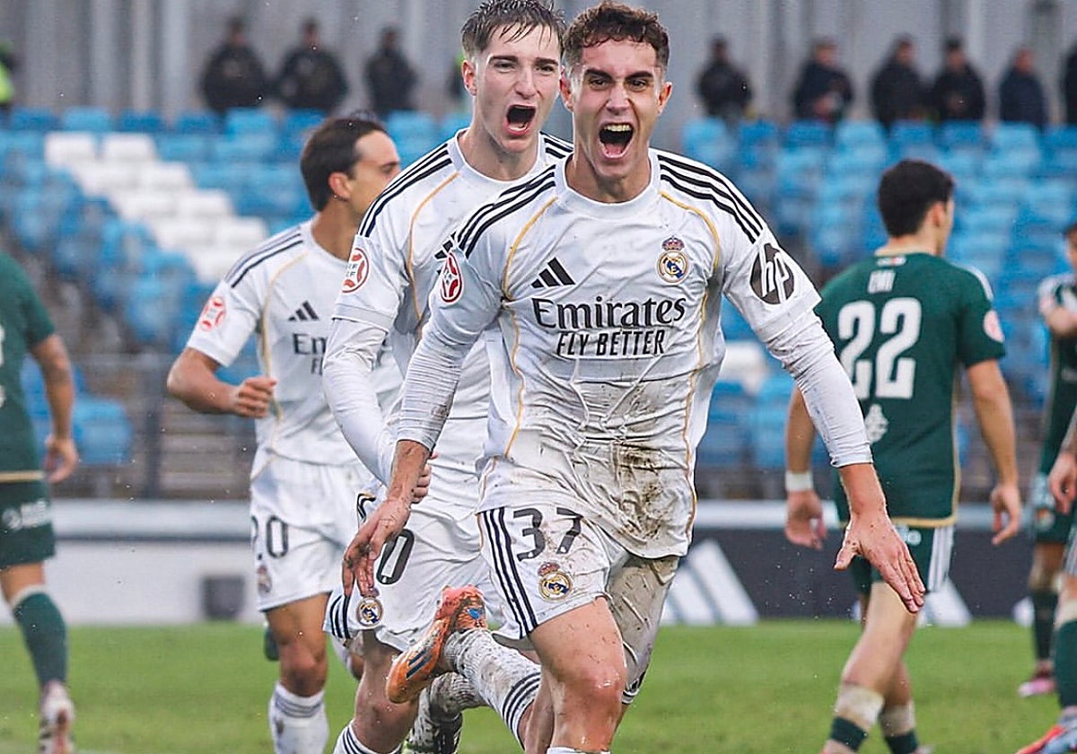 Álvaro Ginés celebra su gol en el debut con el Castilla en Primera RFEF.