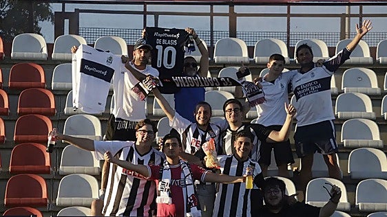 El grupo de fanáticos argentinos que persigue a De Blasis por toda Andalucía
