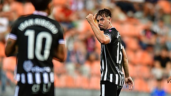 Iñigo Vélez tira de fondo de armario para lucir los recursos con los que cuenta el Cartagena