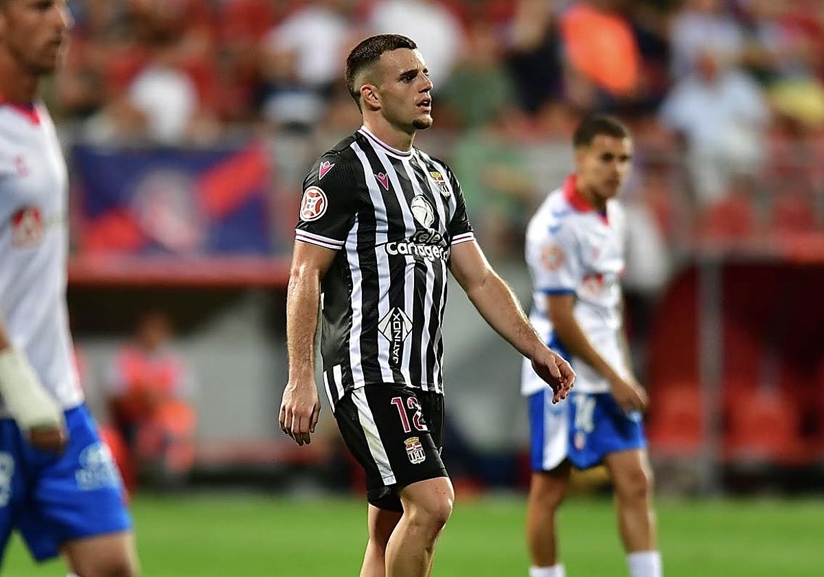 Álex Guti en el partido ante el Rayo Majadahonda en el Cerro del Espino.