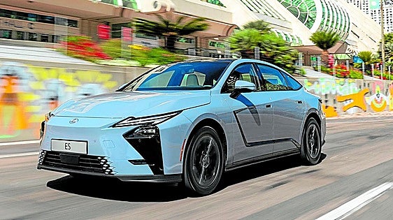 El nuevo Lexus ES llega a Murcia con carácter premium