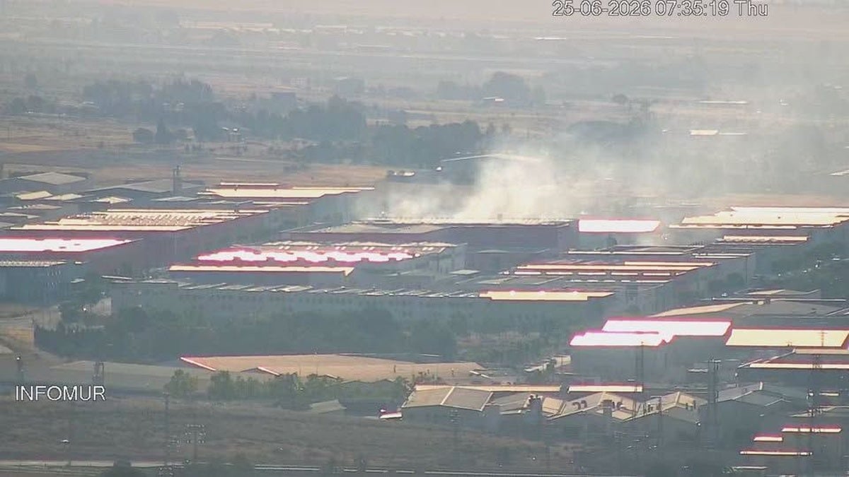Humo, este jueves, en las naves de las dos empresas afectadas por el incendio originado este miércoles.