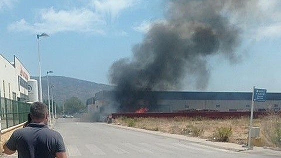 Declarado un incendio junto a varias naves industriales en Librilla