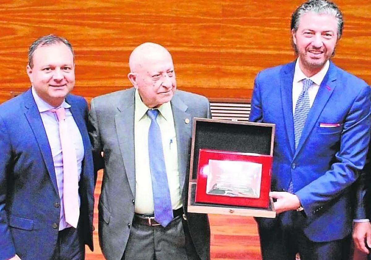 Tomás Guillén, en el centro, en 2022 en el homenaje de la Fremm.
