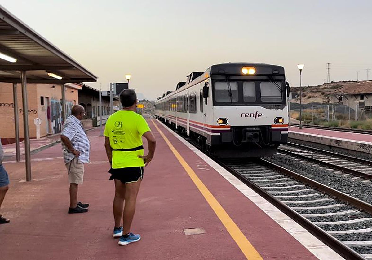 Último viaje de pasajeros de la línea Cartagena-Albacete a su paso por Cieza, el 31 de agosto de 2022.