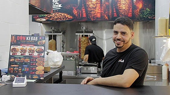 Hassan vuelve a su kebab: un año de zozobra y un regreso lleno de cariño en Torre Pacheco