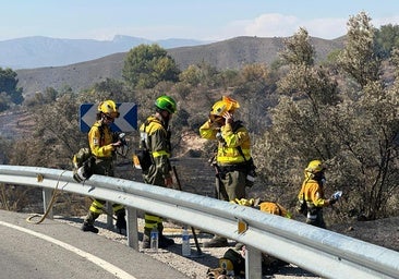 Dos helicópteros se unen a las labores de extinción de un incendio declarado en Lorca