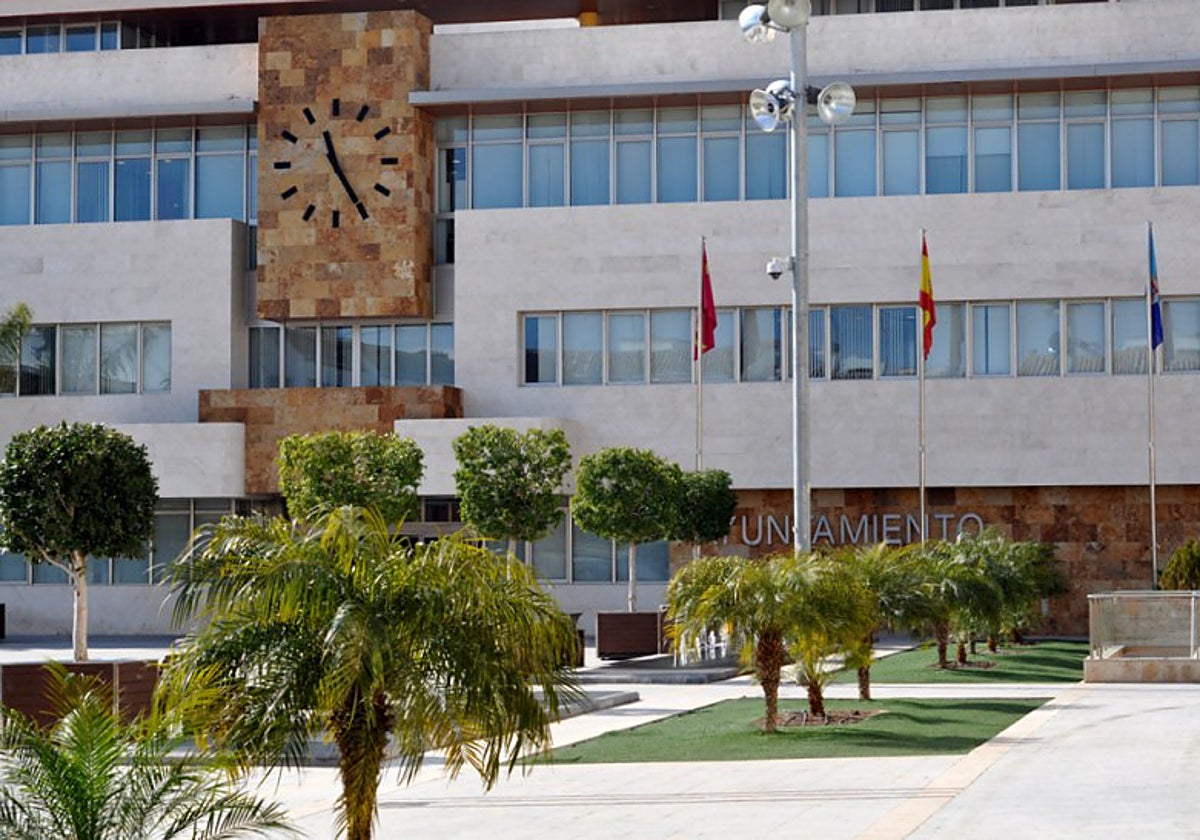Fachada del Ayuntamiento de San Javier desde la plaza de España.