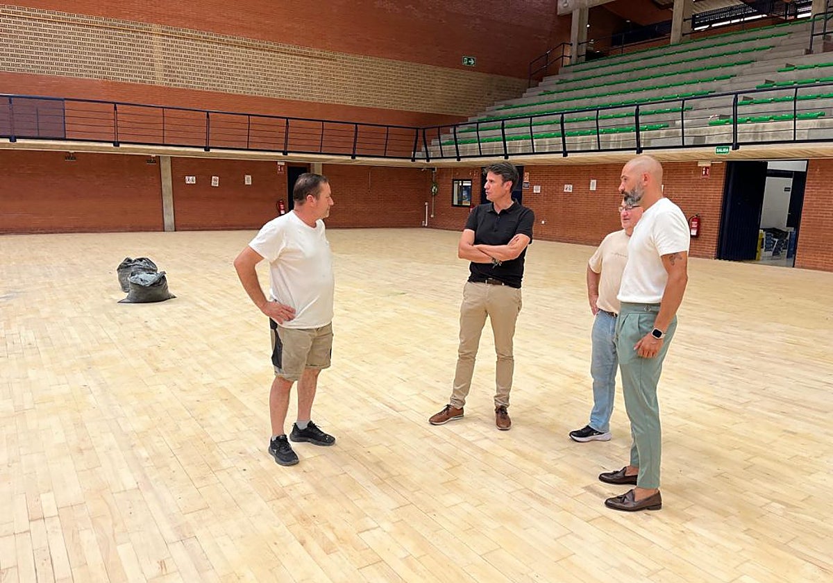 El alcalde, José Ángel Alfonso y el concejal de Deporte, Carlos Perelló, visitan los trabajos de reparación del pavimento del Pabellón Serrerías.