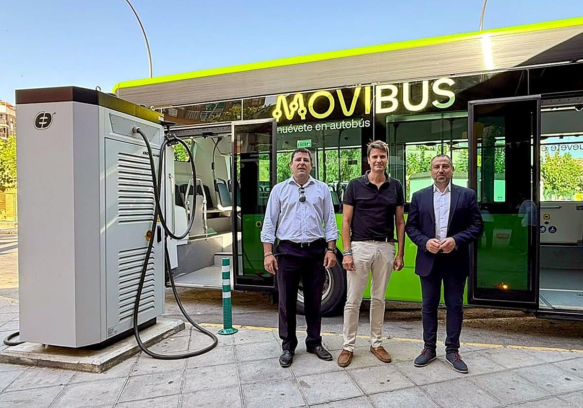 El director general de Movilidad y Transportes, José Antonio Verdú, junto al alcalde de Molina, José Ángel Alfonso y el concejal de Movilidad, Antonio Martínez.