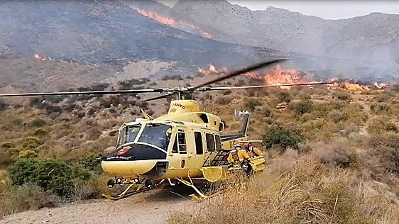 Desalojan a decenas de bañistas y vecinos por un incendio en las calas de Bolnuevo en Mazarrón