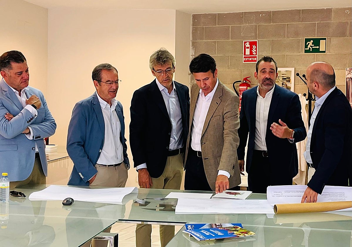 El consejero de Empresa, Empleo y Economía Social, Luis Alberto Marín, junto al alcalde de Molina, José Ángel Alfonso y el presidente del CTNC, José García Gómez.