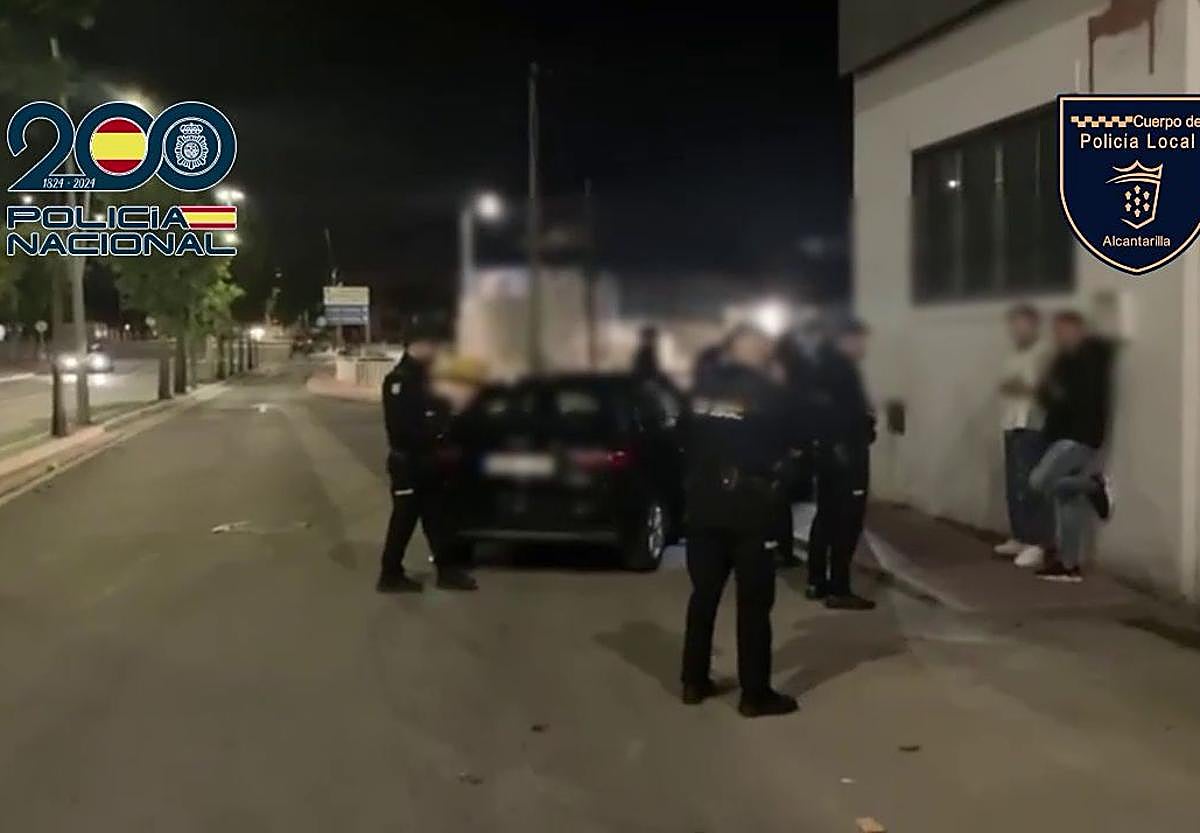Los agentes de la Policía Nacional durante el dispositivo en Alcantarilla.