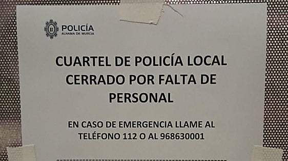 Un cartel avisa del cierre «puntual» del cuartel de Policía de Alhama de Murcia por «falta de personal»