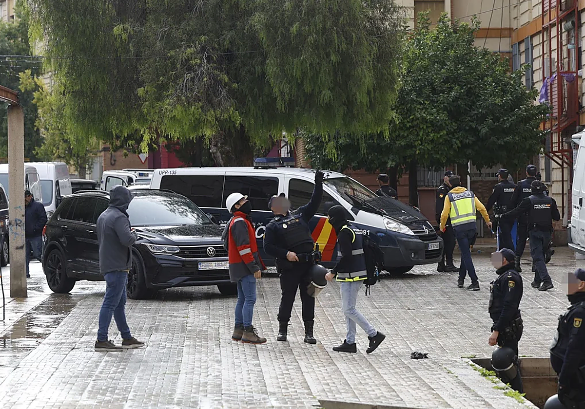 Dos detenidos en el Polígono de La Paz de Murcia por cultivo de marihuana