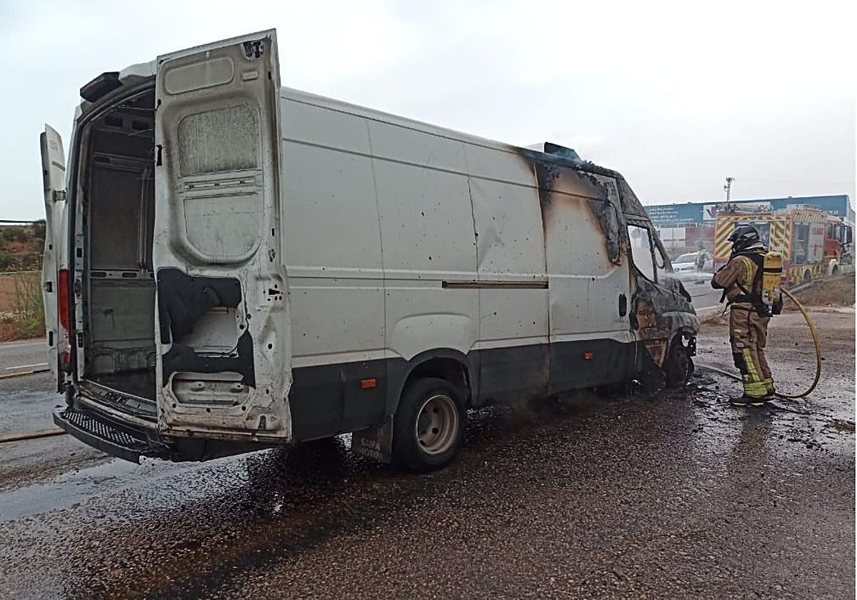 Arde una furgoneta en Totana