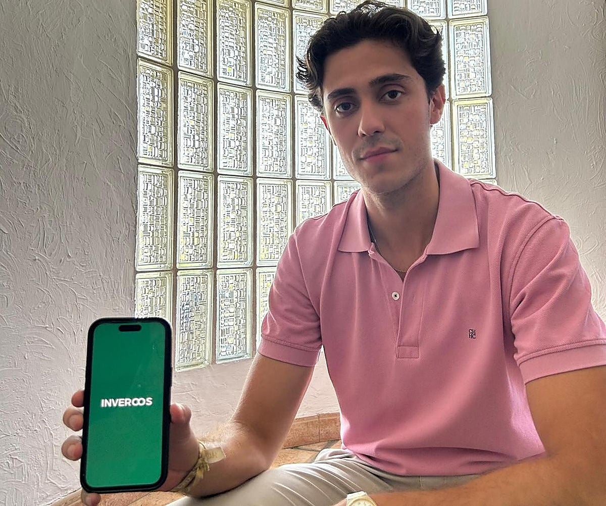 Jose Santiago junto al logo de su aplicación, Inveroos.