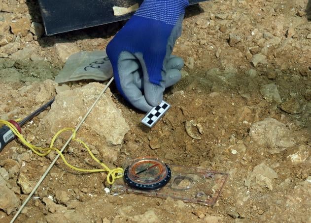 Imagen secundaria 1 - Excavar despacio para preservar la información que el suelo guarda