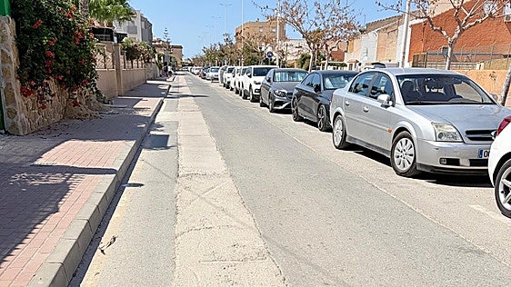 Las obras para renovar la red de agua en Puerto de Mazarrón desatan un aluvión de quejas vecinales