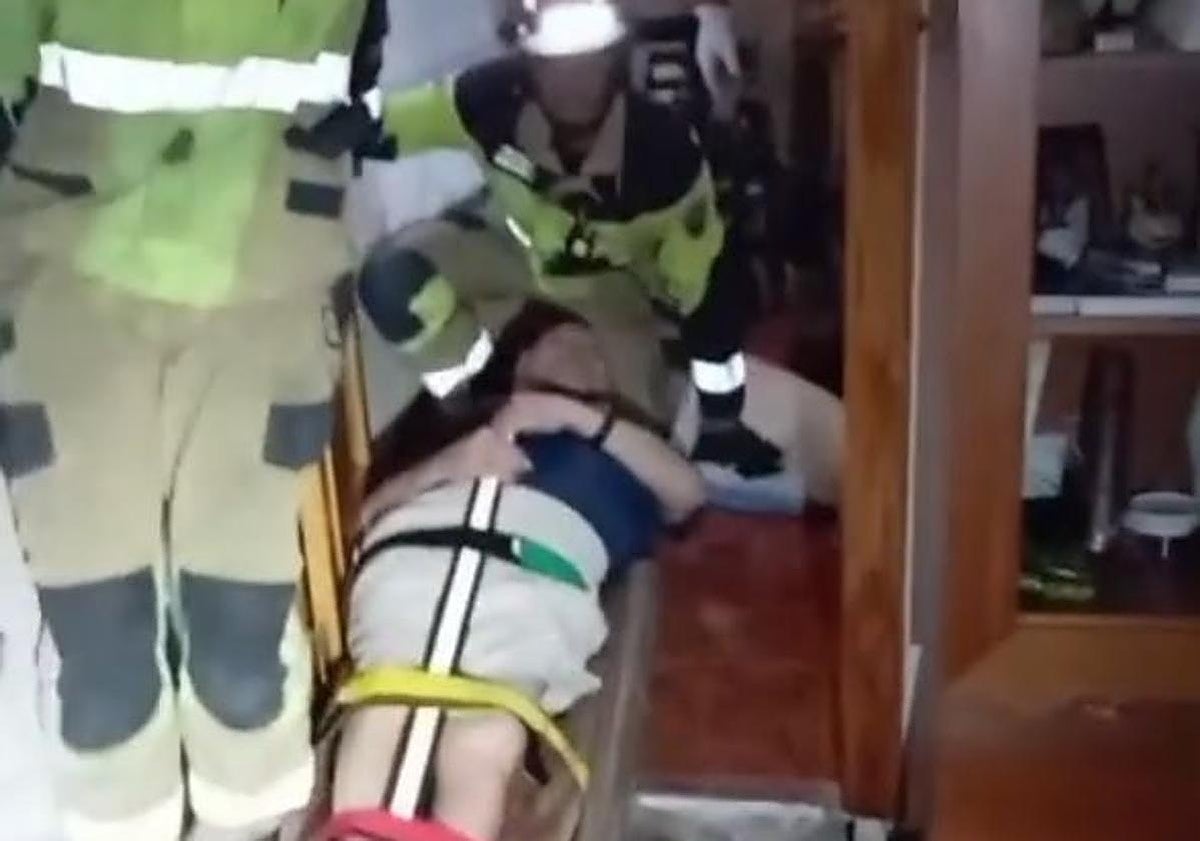 Rescate de un hombre tras derrumbarse parte de su casa en Villanueva del Río Segura.