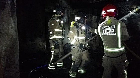 Los bomberos sofocan un incendio en una vivienda de Archena en plena madrugada