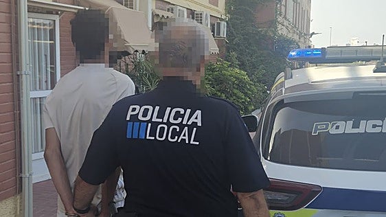 Detenido en La Manga tras romper la ventanilla de un coche para robar en Puerto Mayor