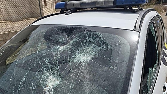 Tres policías locales heridos a pedradas durante un altercado junto al tanatorio de San Javier