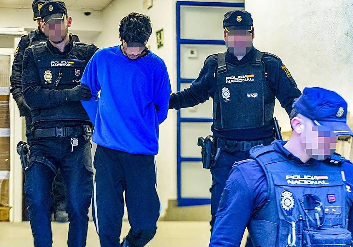 Uno de los acusados, investigado por el homicidio, durante su detención.