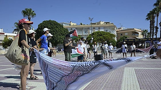 Más de 150 personas alzan la voz por Palestina en Los Alcázares: «No dejemos de hablar de Palestina»
